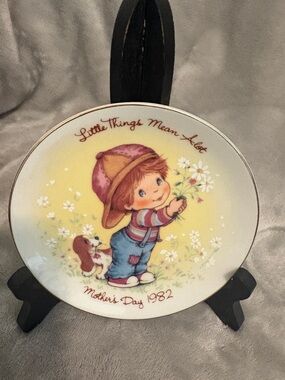 Avon Decorative Plate Yellow Pink Blue Brown